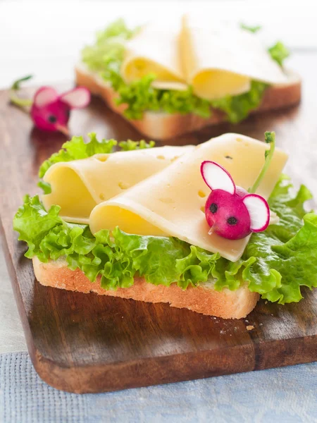 Сэндвичи с сыром и редькой — стоковое фото