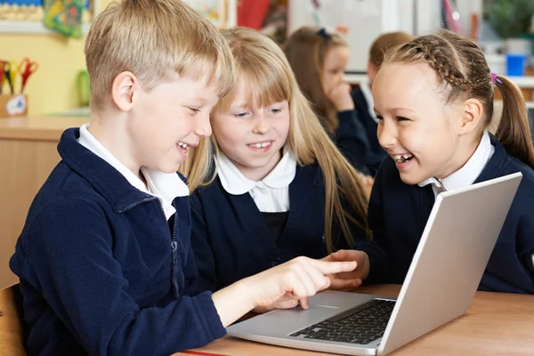 Группа детей начальной школы, работать вместе в компьютере — стоковое фото