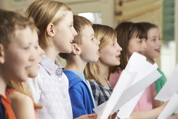 Группа школьников петь в церковном хоре — стоковое фото