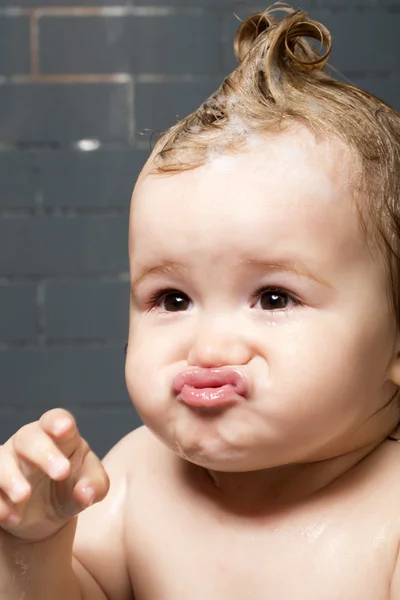 Мальчик с круглых щеки в ванне — стоковое фото