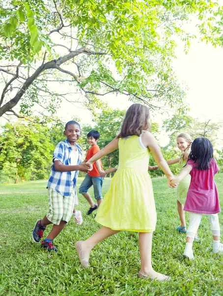 Дети, танцующие в парке — стоковое фото