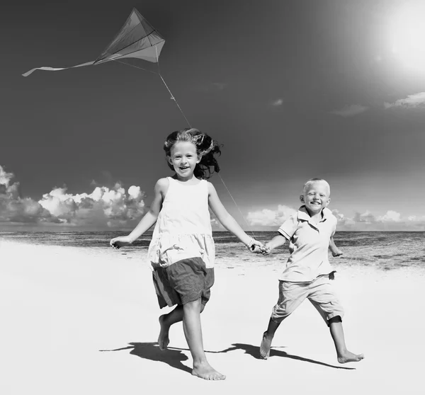 Родственный, вместе играя на пляже концепции — стоковое фото
