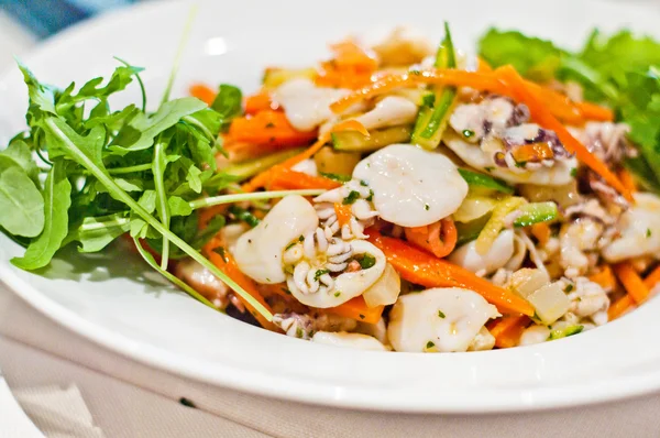 Салат морепродуктов с rucola и маленьким осьминогом — стоковое фото