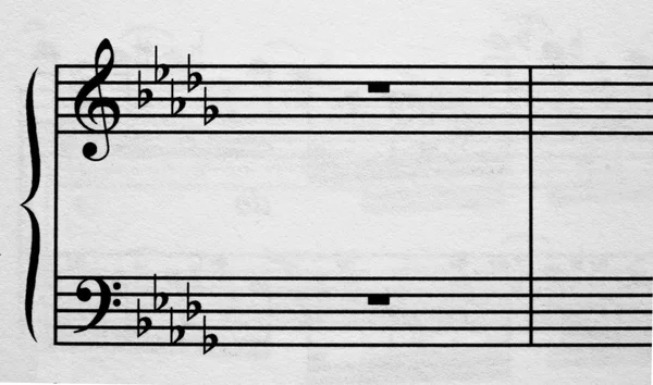 Фортепьяно музыкальный штат, g ключ и f ключ со знаком отдыха — стоковое фото