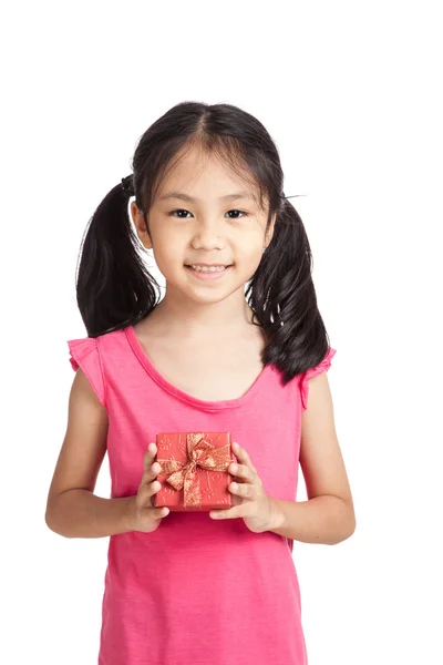 Счастливый маленькая азиатская девушка с красной подарочной коробке — стоковое фото