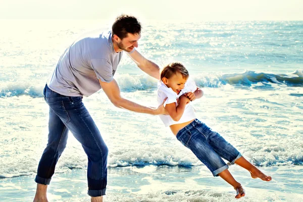 Отец шутки ласково с сыном на море — стоковое фото