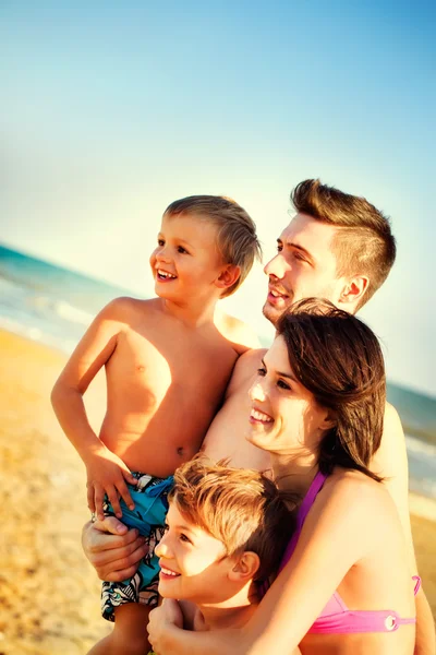 Счастливая семья весело в морские путешествия — стоковое фото
