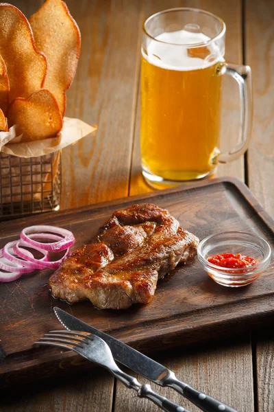 Вкусный стейк с соусом Чили и нарезанный лук кольцами — стоковое фото