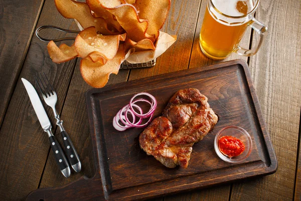 Вкусный стейк с соусом Чили и нарезанный лук кольцами — стоковое фото