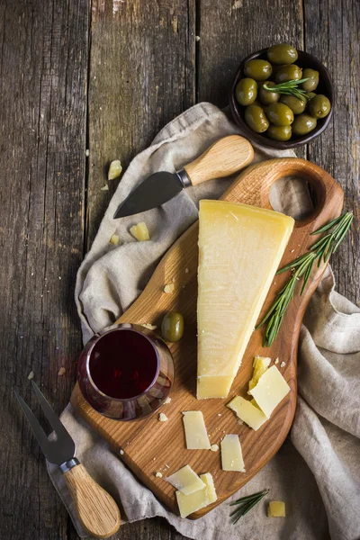 Сыр Пармезан на Уоден разделочная доска — стоковое фото