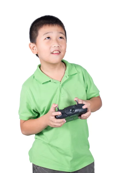 Маленький мальчик, держащий радио-дистанционное управление (управляющий телефонной трубкой) для вертолета, дрона или самолета, изолирован на белом фоне — стоковое фото