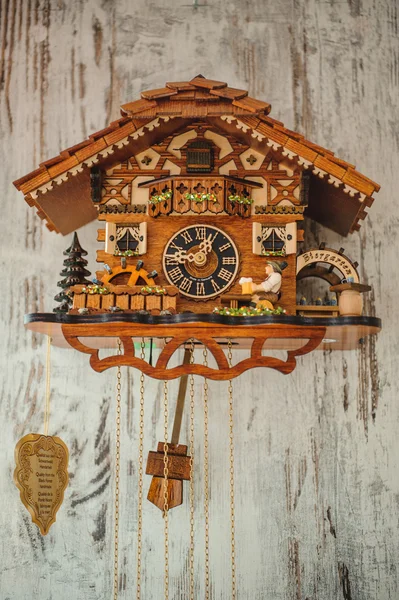 Антикварные часы с кукушкой висит на стене — стоковое фото
