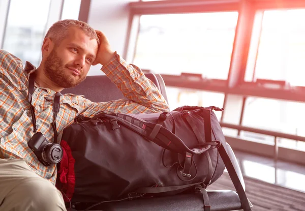 Улыбающийся человек в аэропорту — стоковое фото