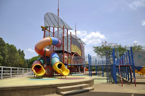 Детская детская площадка в cyberjaya саду озера, Малайзия — стоковое фото