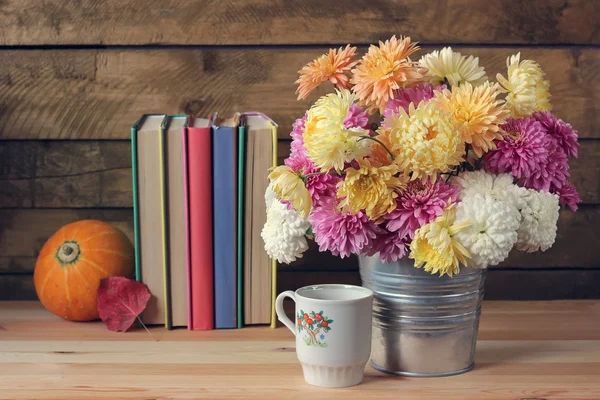 Натюрморт с букетом хризантемы — стоковое фото
