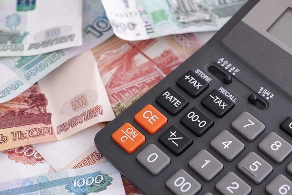 Российский рубль банкнот и калькулятор — стоковое фото