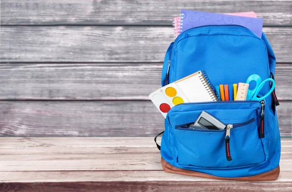 Школьный рюкзак с поставками — стоковое фото