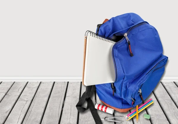 Школа рюкзак на фоне — стоковое фото