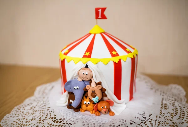 Ручной работы торт в форме цирка с животными — стоковое фото