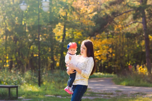 Молодая мать, прогулки с ребенком в Осенний парк — стоковое фото