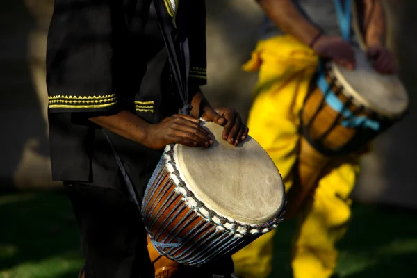 Традиционные африканские барабанщик — стоковое фото