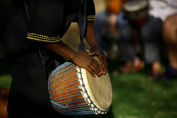 Традиционные африканские барабанщик — стоковое фото