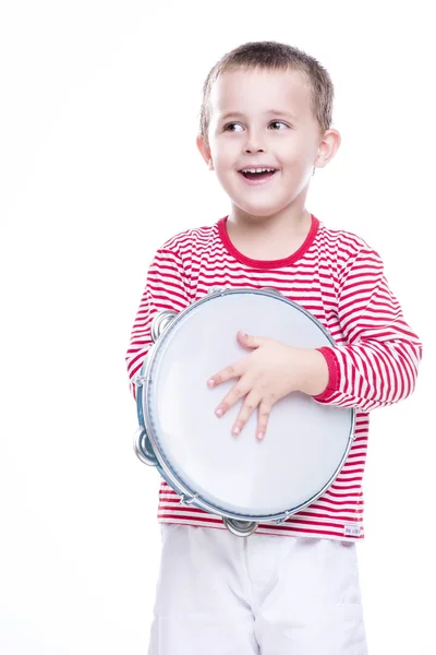 Счастливый мальчик в красочный рубашку с бубном — стоковое фото