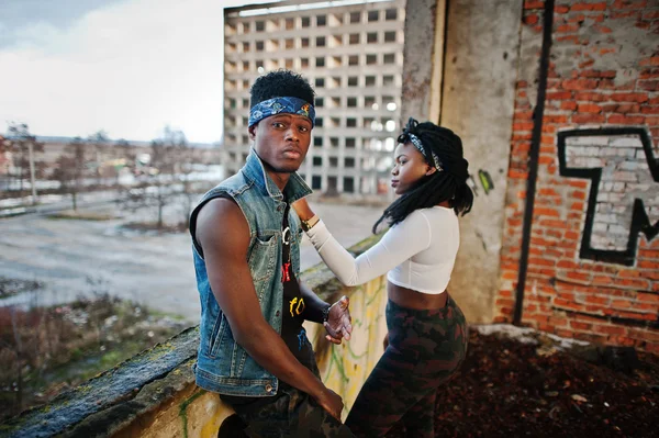 Пара на подземный хип-хоп afroamerican — стоковое фото