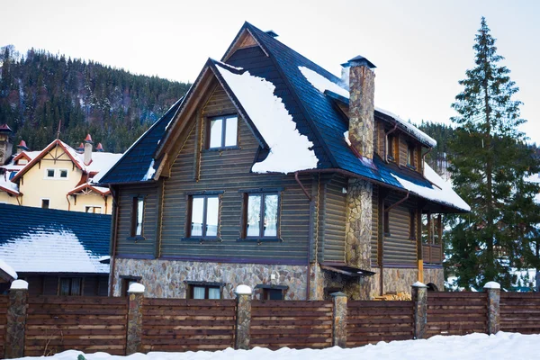 Большой дом в Карпатских горах — стоковое фото