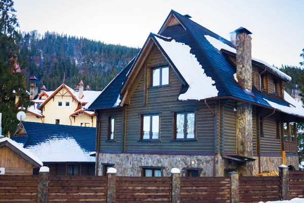 Большой дом в Карпатских горах — стоковое фото