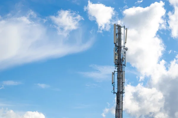 Антенны на сети мобильной башни. Глобальная система мобильной связи — стоковое фото