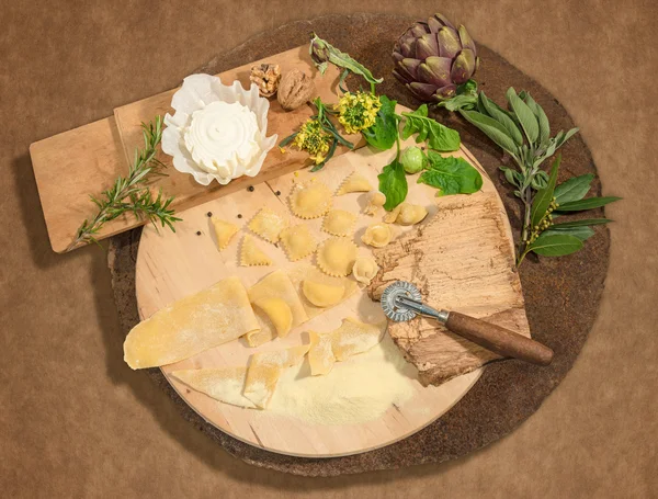 Широкий выбор домашние Равиоли со свежим сыром, Брюссельская капуста, артишоками и ароматических трав, ходил на деревенском раунд центральным — стоковое фото