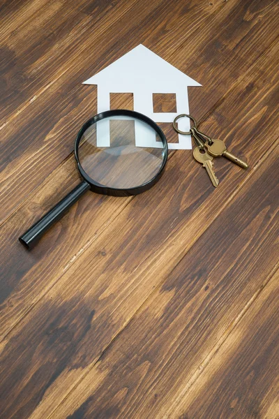 Бумага дом и ключ с увеличительным стеклом, дом охота — стоковое фото