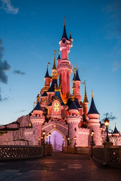 Диснейленд Париж Замок освещается на закате — стоковое фото