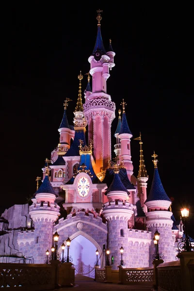 Диснейленд Париж замок, освещенной ночью — стоковое фото