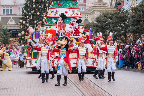 Disney Рождественский парад в Диснейленд Париж — стоковое фото