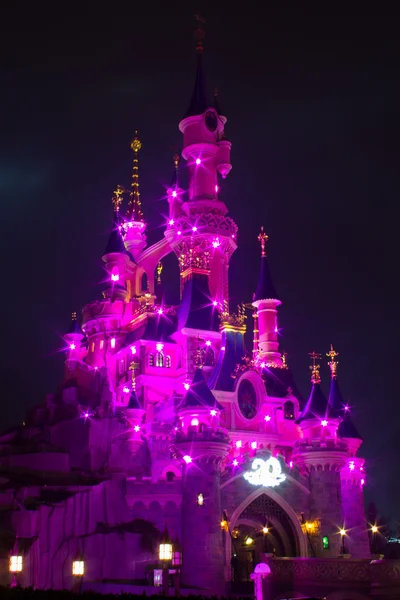 Диснейленд Париж замок, освещенной ночью во время 20-летие — стоковое фото