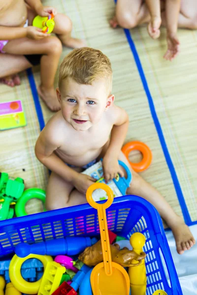 Красивый малыш играет с пластиковых игрушек — стоковое фото