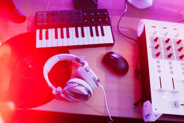 DJ-микшер с наушниками и синтезатор — стоковое фото