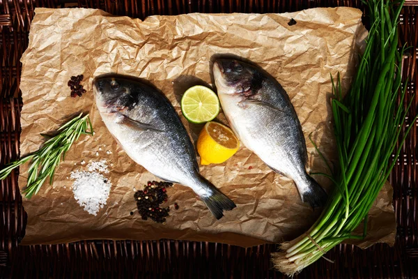 Свежая рыба на столе — стоковое фото