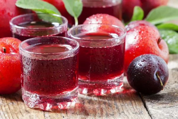 Свежий фруктовый сок красной сливы и персики — стоковое фото