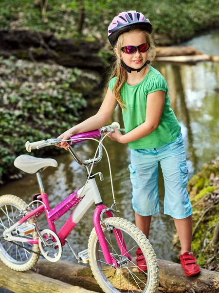 Дети велосипедов с Дамы велосипеды в летний парк — стоковое фото