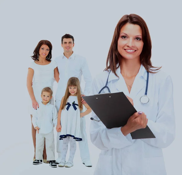 Женского семейного врача на фоне счастливой семьи — стоковое фото