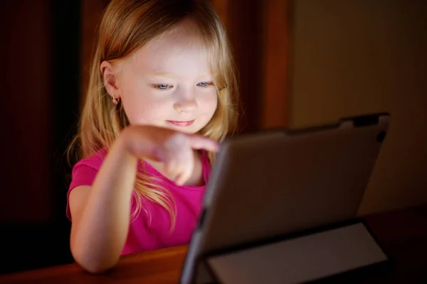 Девочка, играя с цифровой планшет — стоковое фото