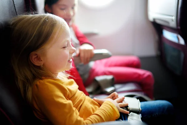 Дети, сидя у окна самолета — стоковое фото