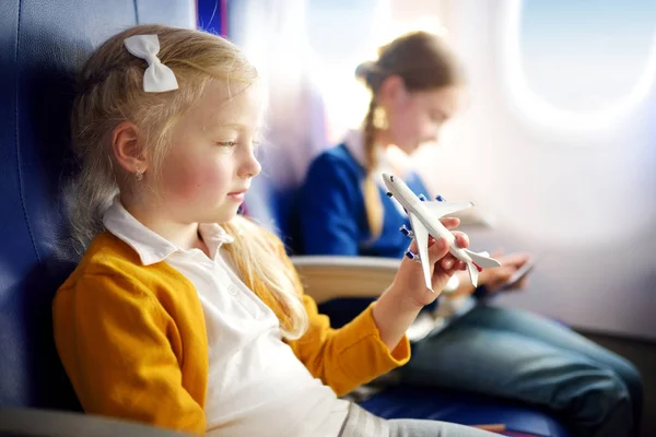 Очаровательны мало девочек, путешествие на самолете — стоковое фото
