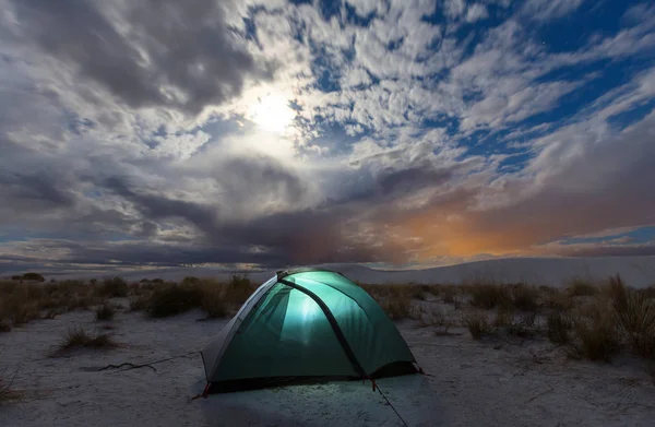 Палатка в лунном свете в белых песках дюн — стоковое фото