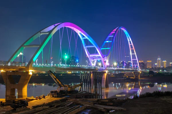 Сцена ночи Новолуние моста в городе Тайбэй — стоковое фото