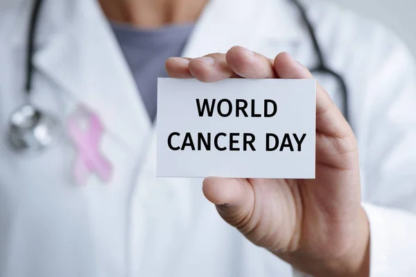 Доктор и вывеска текст Всемирный день борьбы против рака — стоковое фото