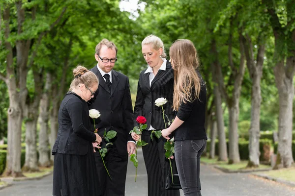 Семья скорбит по похорон на кладбище — стоковое фото